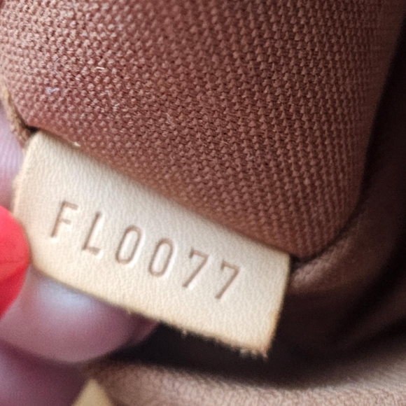 *SOLD* Louis Vuitton Horizontal Monogram Lockit GM Shoulder Bag - Picture 4 of 16